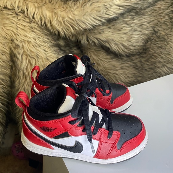 Gently used. Hardly worn. Nike kids size 9C (No box) - Picture 2 of 6
